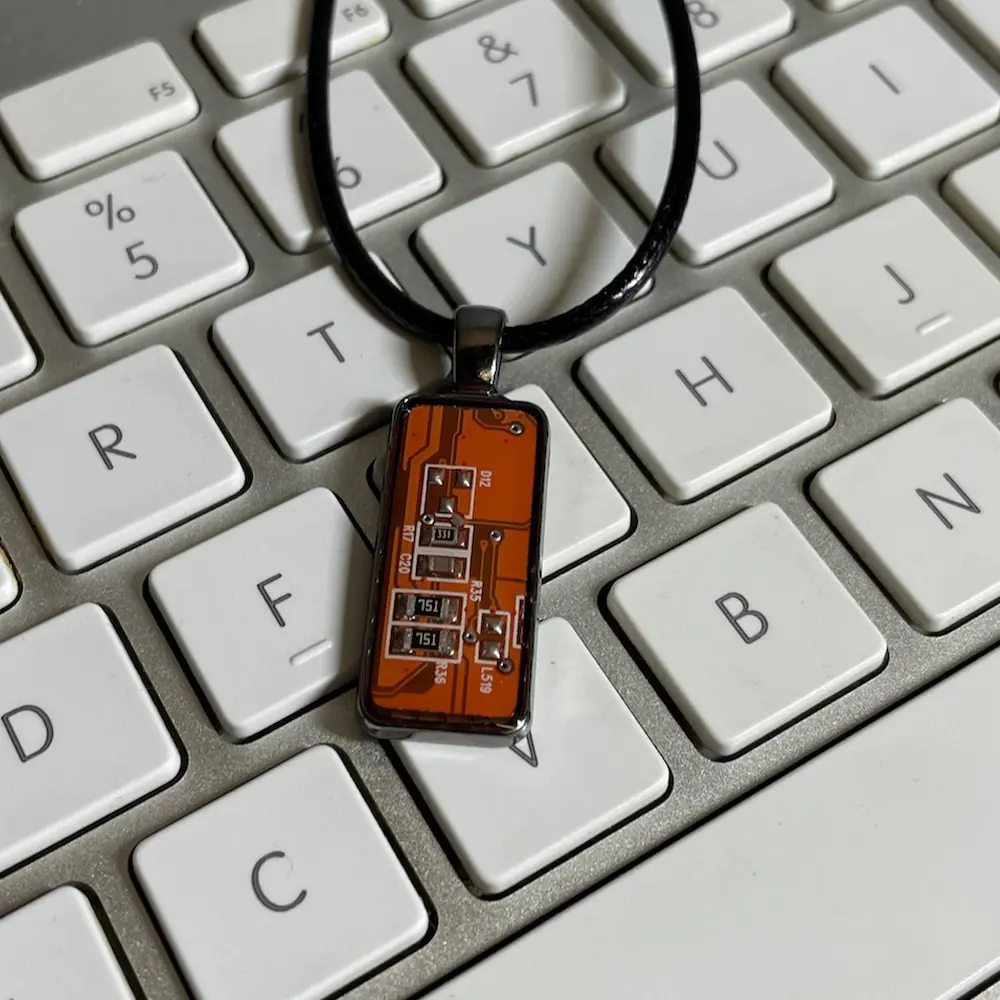 circuit-board-necklace-002a.webp