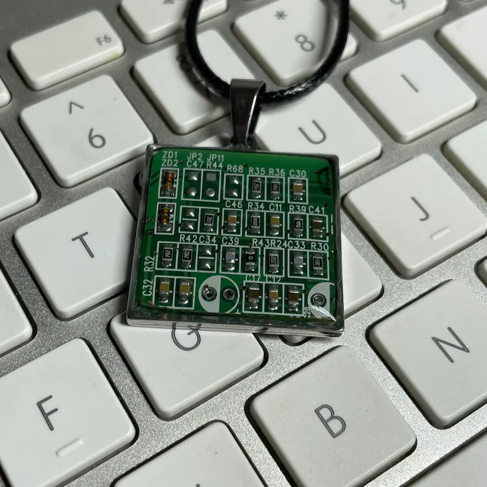 circuit-board-necklace-004a.webp
