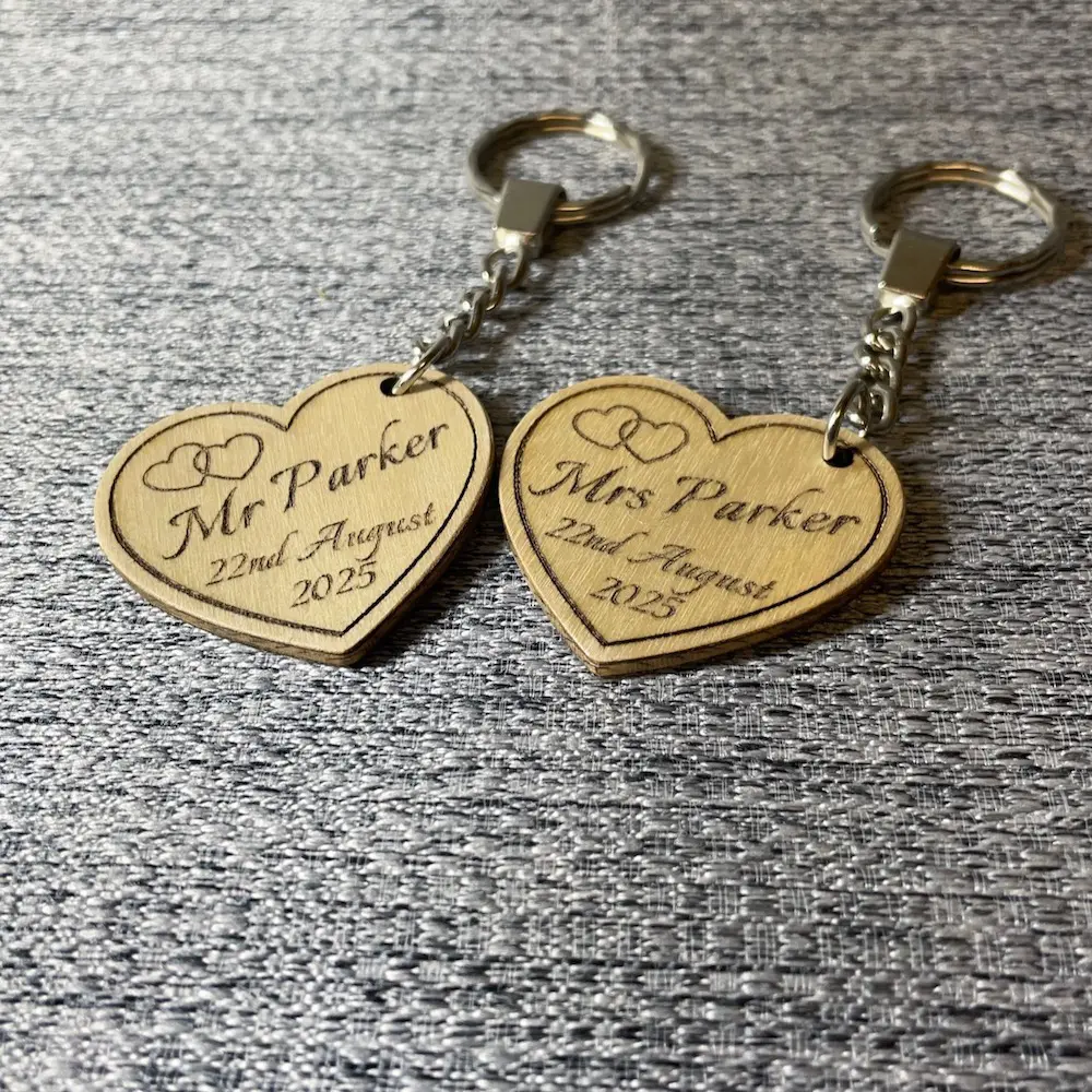 Mr & mrs wedding keyrings wood.webp
